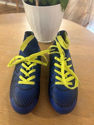 Botas fútbol niño con tacos - azules y negras