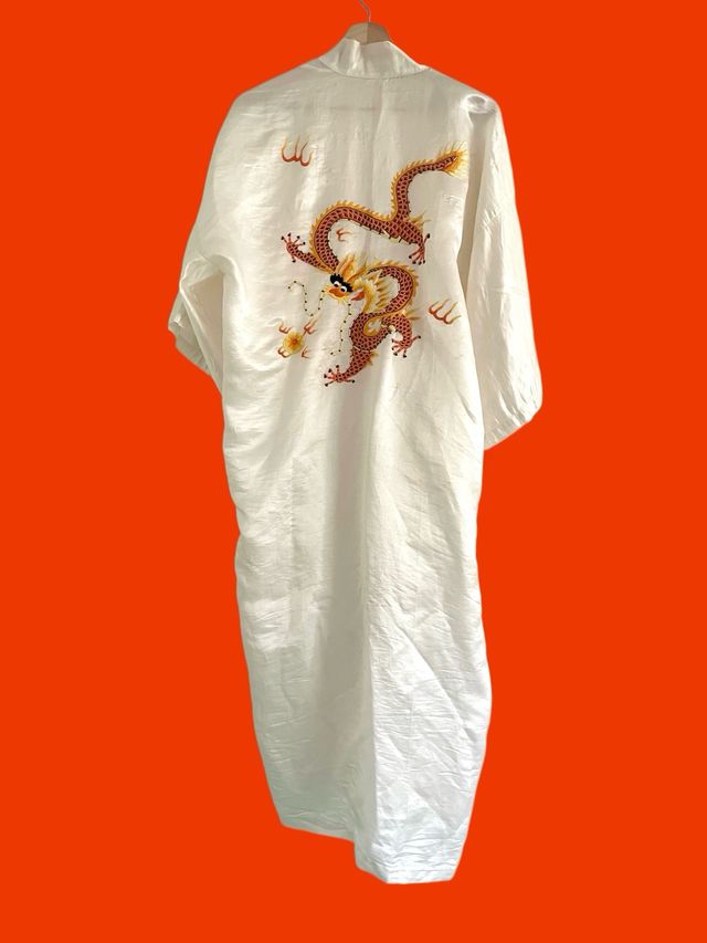 Kimono unisex in seta bianca ricamato con drago