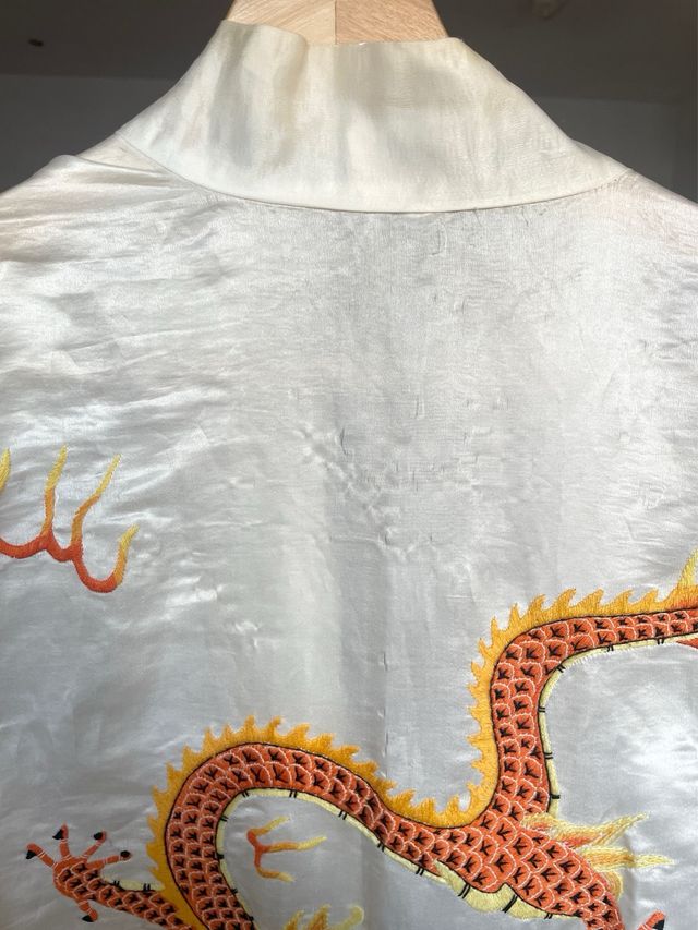 Kimono unisex in seta bianca ricamato con drago