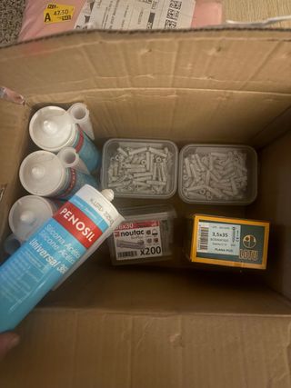 Lote bricolaje: silicona, tacos y tornillos