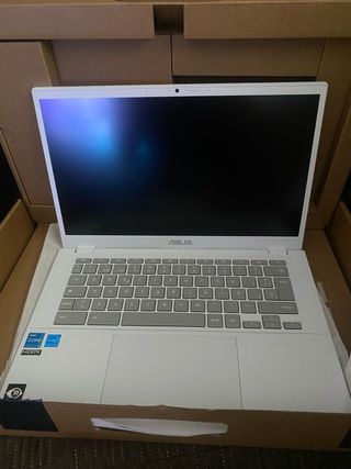 Portátil ASUS blanco nuevo
