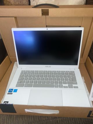 Portátil ASUS blanco nuevo