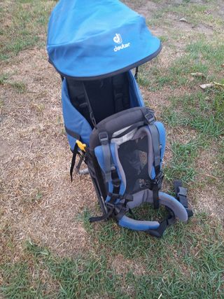 Mochila portabebés Deuter azul