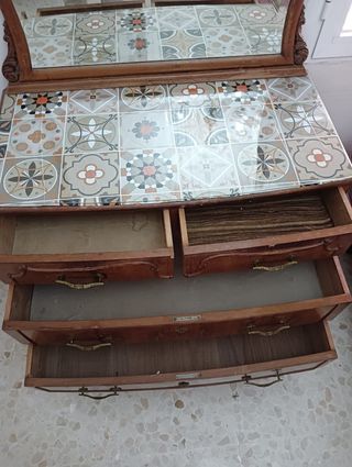 Cómoda antigua con espejo