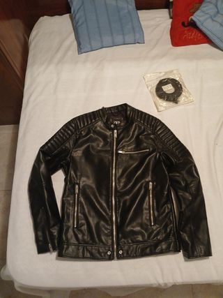 Cazadora Zara cuero sintético negra M