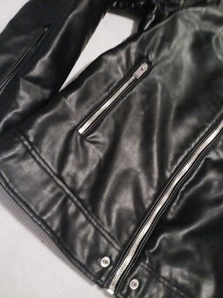 Cazadora Zara cuero sintético negra M