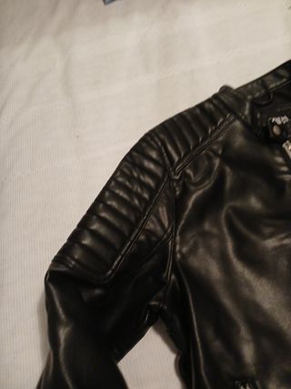 Cazadora Zara cuero sintético negra M