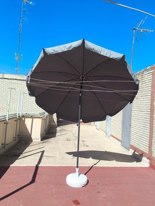 Sombrilla gris jardín