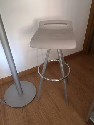 Mesa alta + 2 taburetes