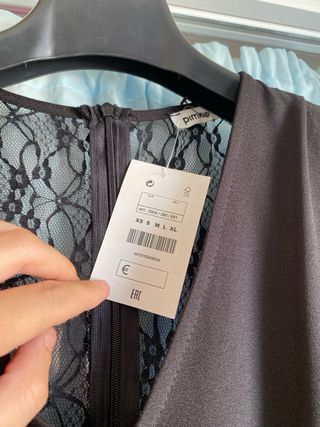 Mono negro elegante con encaje