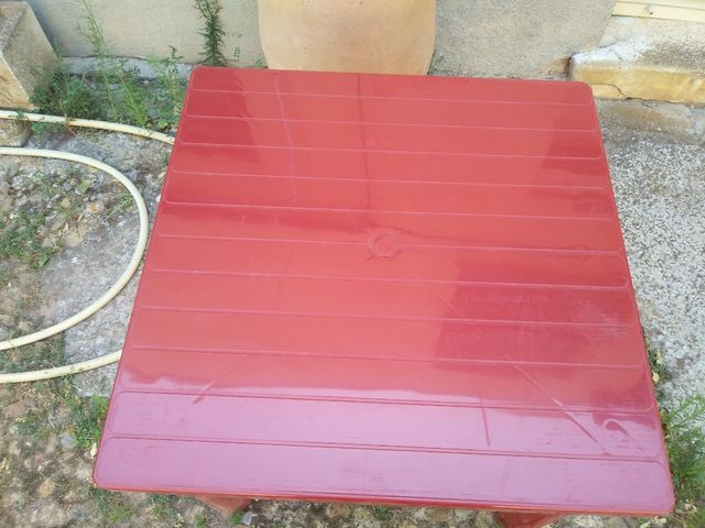 Mesa de 80x80 resina 100%, apilable y desmontable