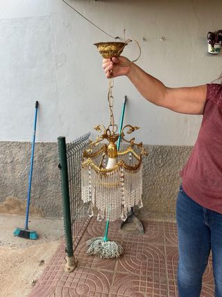 Lámpara antigua dorada con cristales