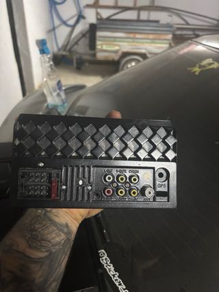 pantalla de coche muy bien cuidada 