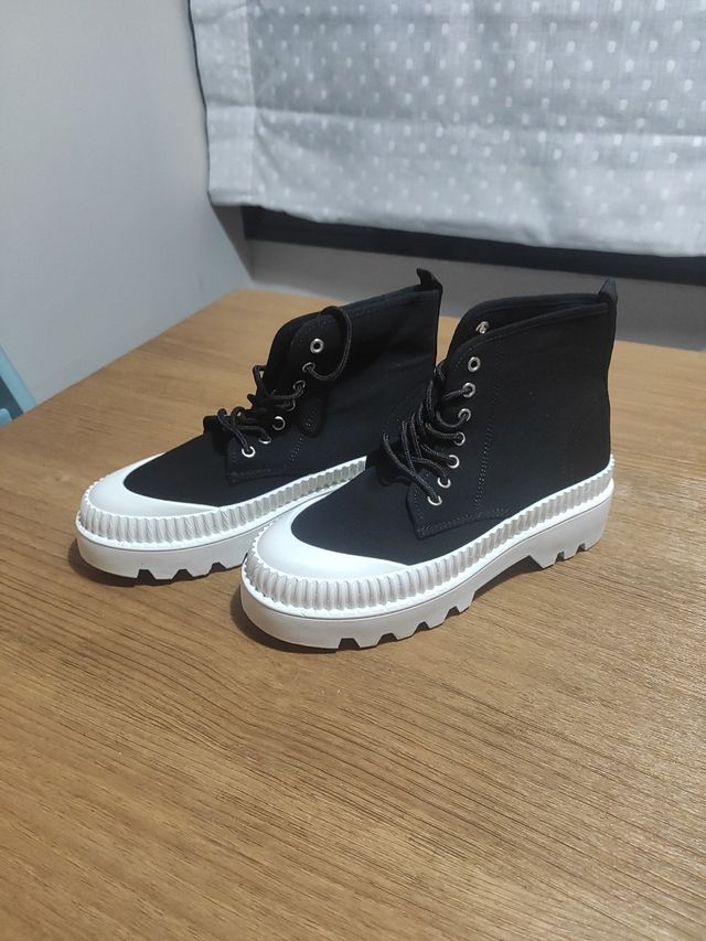 Botines negros - puntera blanca