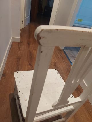Silla blanca de madera antigua