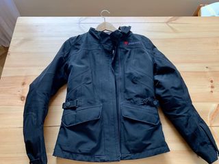 Chaqueta Dainese moto mujer. GORETEX