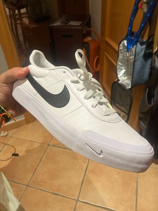 Zapatillas Nike blancas y negras talla 44