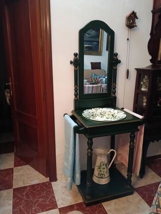 Mueble lavabo antiguo con espejo
