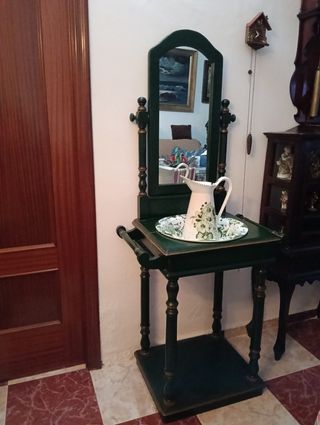 Mueble lavabo antiguo con espejo