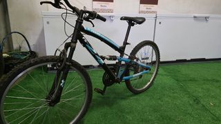 Par de bicicleta de montaña.