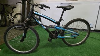 Par de bicicleta de montaña.