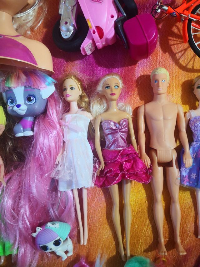 Lotto bambole e accessori