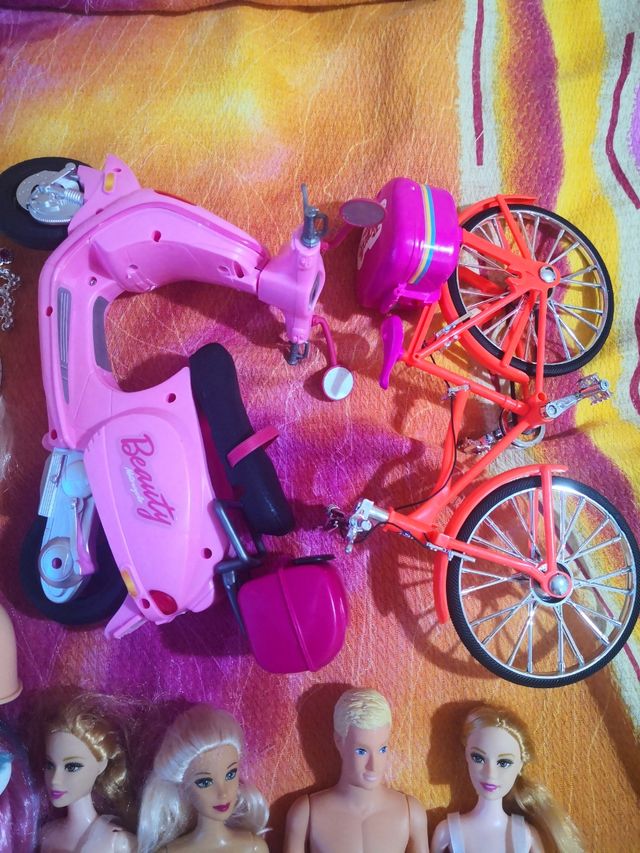 Lotto bambole e accessori