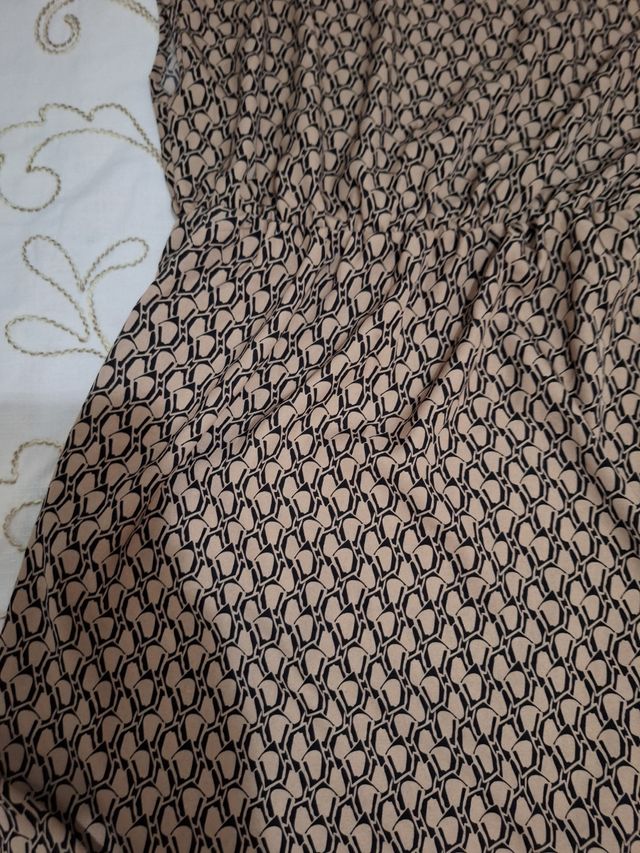 Vestido asimétrico beige y marrón