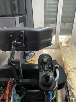 Silla de ruedas con mando en la parte trasera