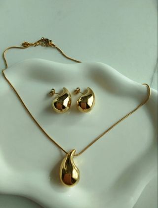 Collar y pendientes dorados de gota- acero