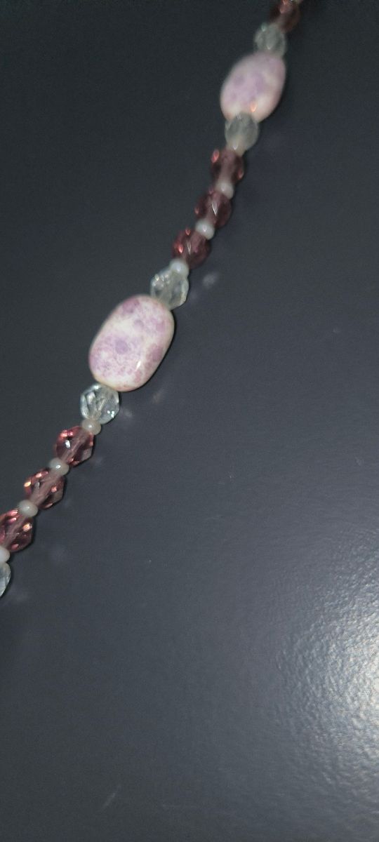 Collar con cuentas rosas y moradas