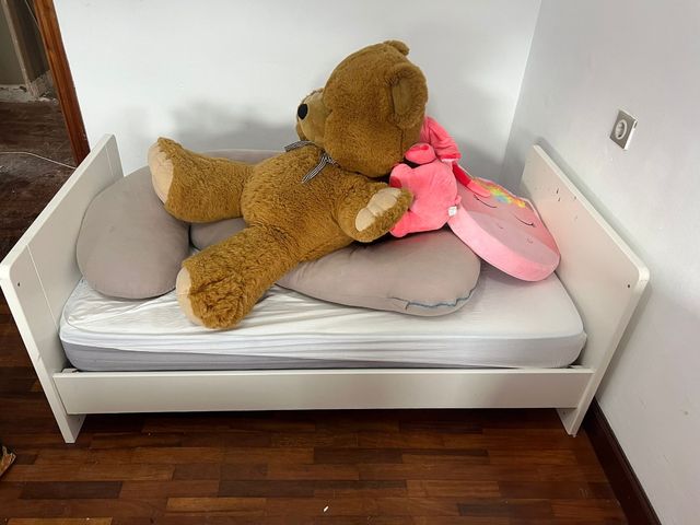 Cama infantil blanca con colchon