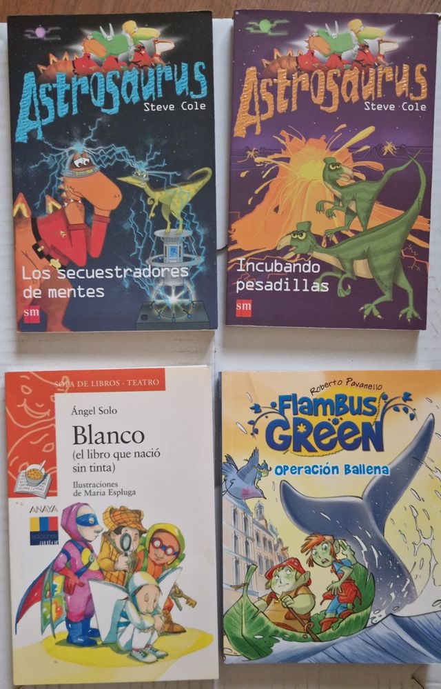 Varios. 2 de la colección " Astrosauros"