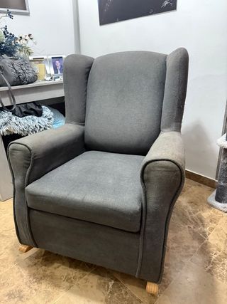 Sillón mecedora gris - Tela y madera