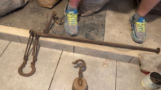 Romana colgante antigua de hierro