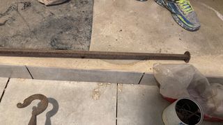 Romana colgante antigua de hierro