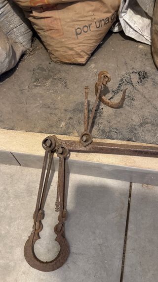 Romana colgante antigua de hierro