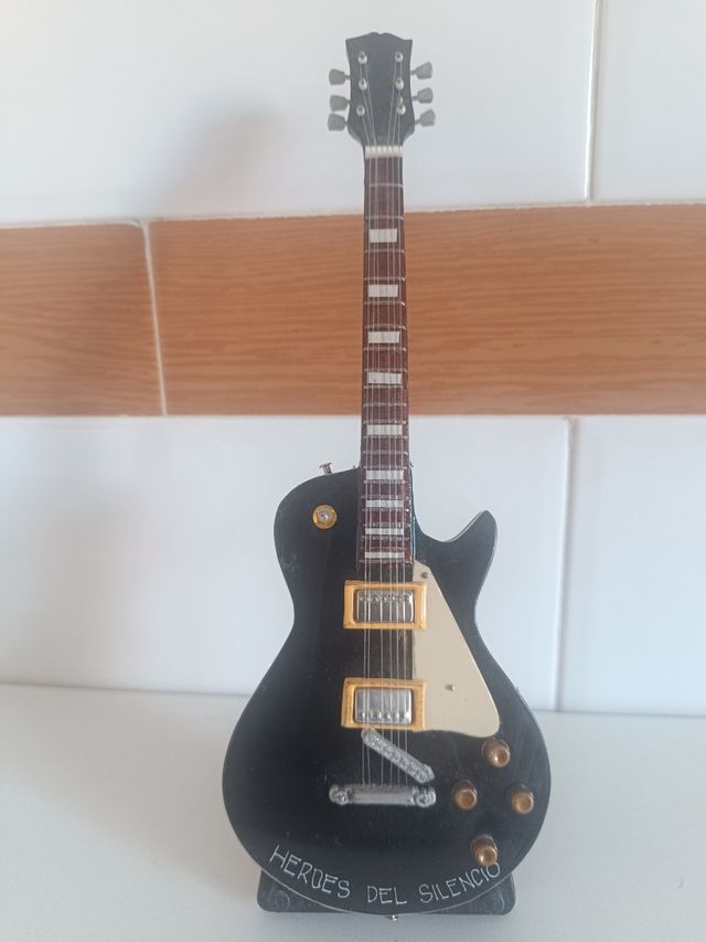 Guitarra miniatura Héroes del Silencio