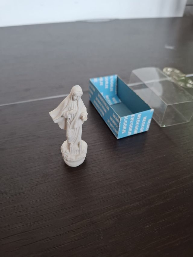 Statuetta Madonna Medjugorje con scatolina