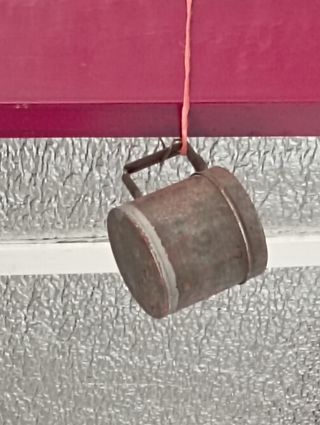 Antigua ACEITERA y tanque de metal