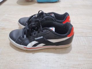 Zapatillas Reebok unisex azul marino.