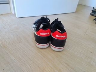 Zapatillas Reebok unisex azul marino.