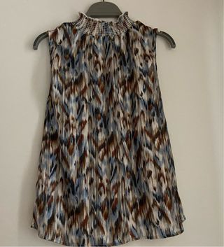 Blusa estampada marrón y azul