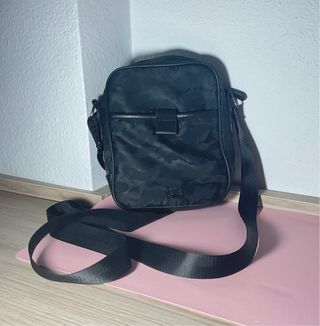 Bolso bandolera negro con ligero estampado militar