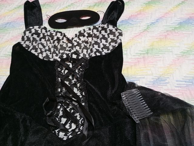 Vestido de terciopelo negro - y otros.