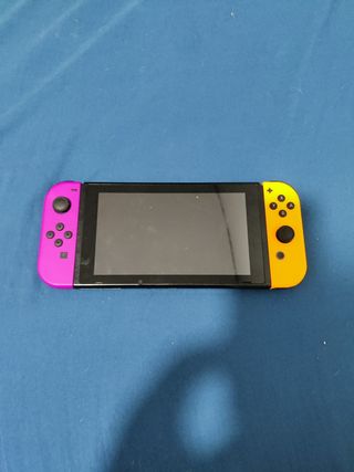 Nintendo Switch con mandos morados y naranjas