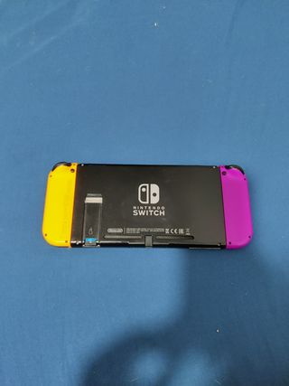 Nintendo Switch con mandos morados y naranjas