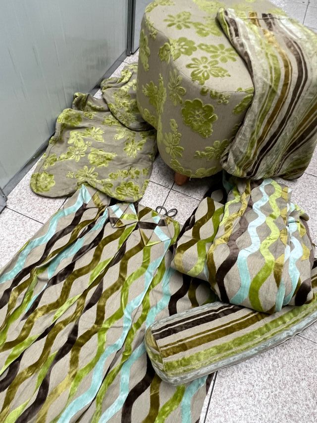 Cortinas, puf y cojines terciopelo
