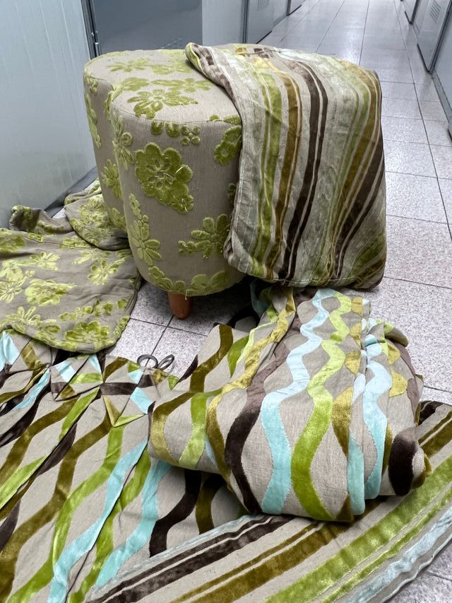 Cortinas, puf y cojines terciopelo