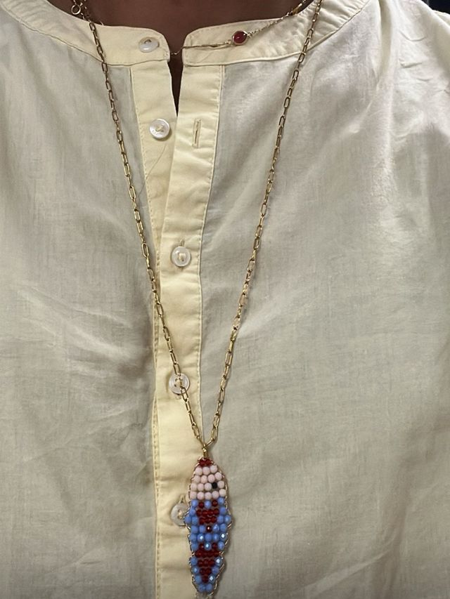 Collar con dije de pez multicolor